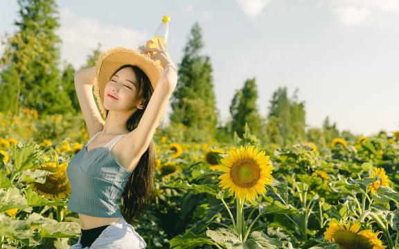 肤白貌美的向日葵女孩