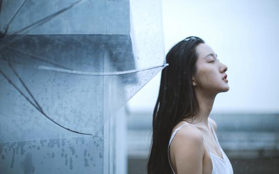 长发美女雨中性感写真