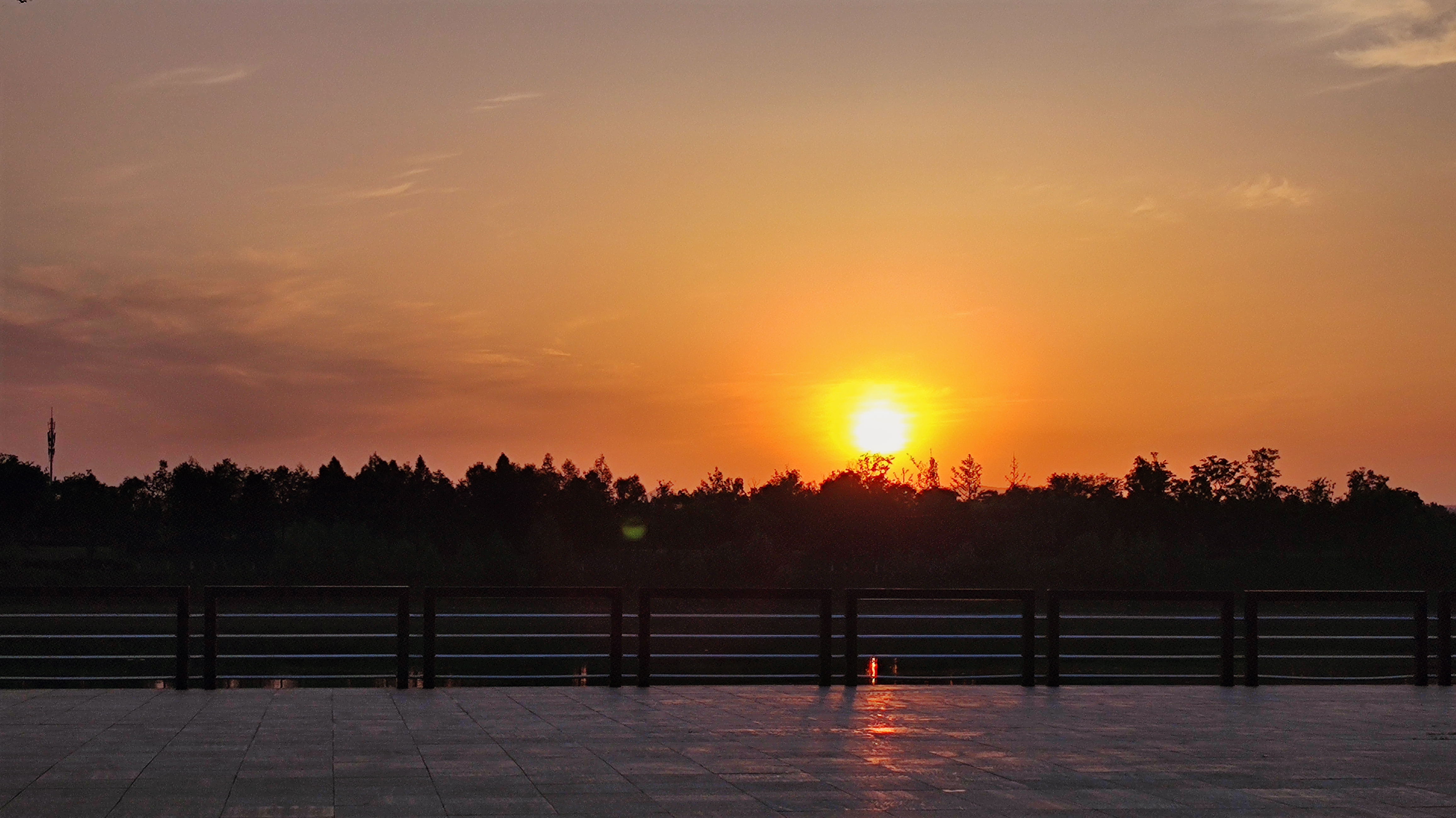 夕阳下的南京滨江观景平台