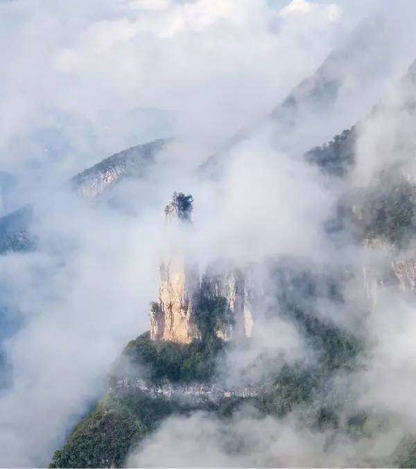 云雾缭绕巫山