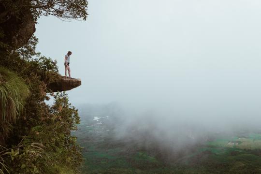 站在山崖上的人