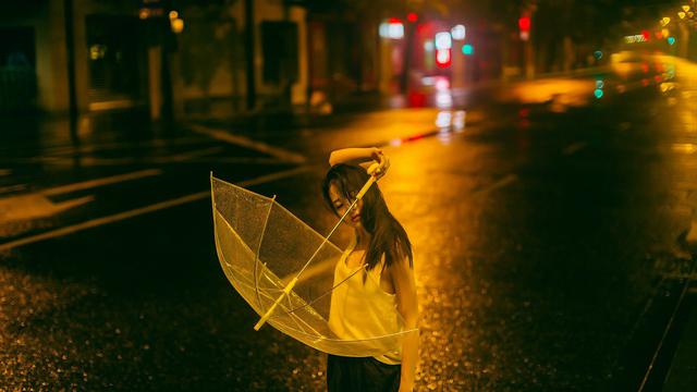 雨中伤感女孩