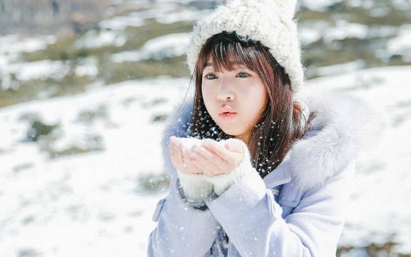 冬季雪地清新美女写真