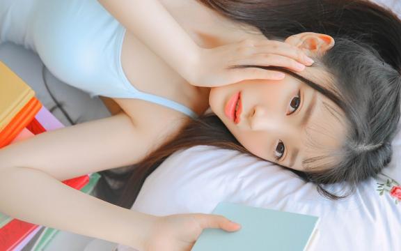 养眼背心美女居家迷人写真