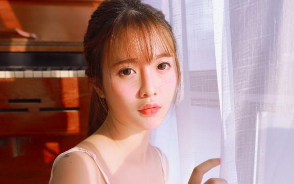 露肩美女白皙美腿迷人写真