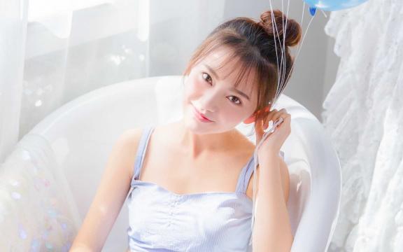 丸子头少女浴缸私房写真