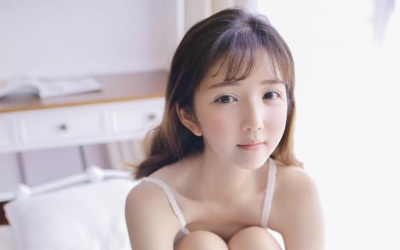 美女白色内衣私房迷人写真