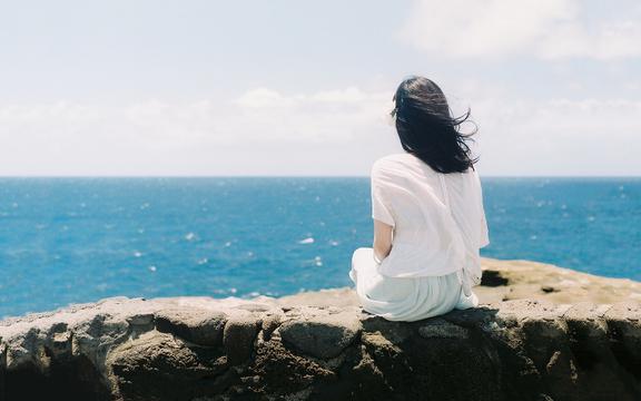 夏日森系女生背影