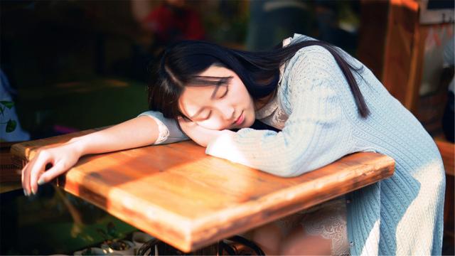 天然氧气美女气质街拍写真