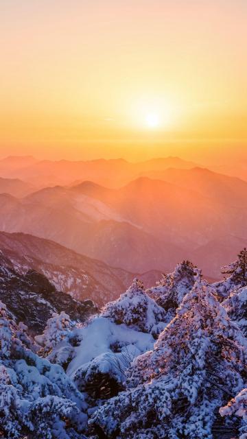 阳光下的雪山