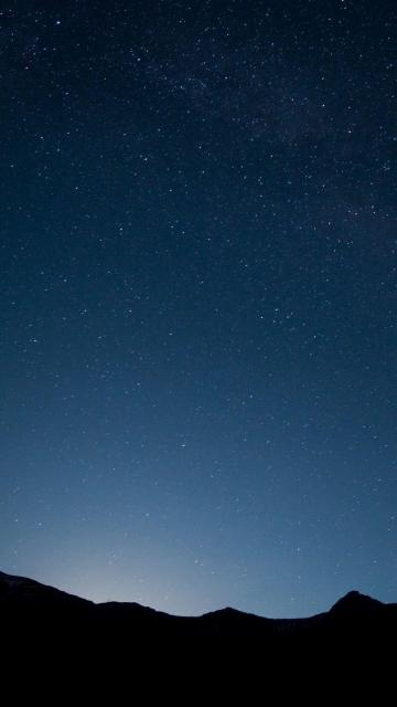 夜空下的山