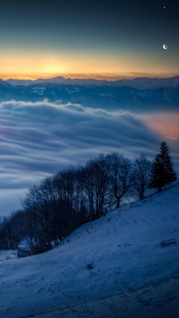 雪山谷云日落