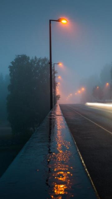 雨天中的人行道路灯