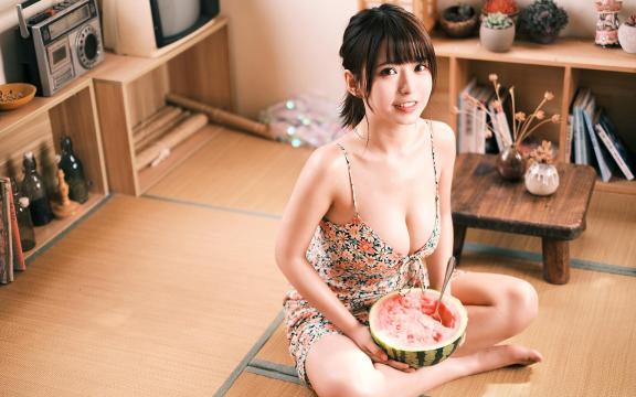 夏日清凉性感吊带裙少女丰满诱惑私房写真