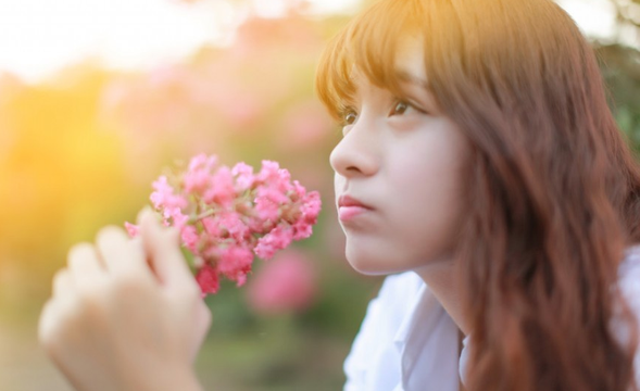 少女花田里甜美迷人写真