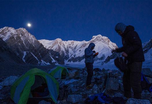 月光下的登山者