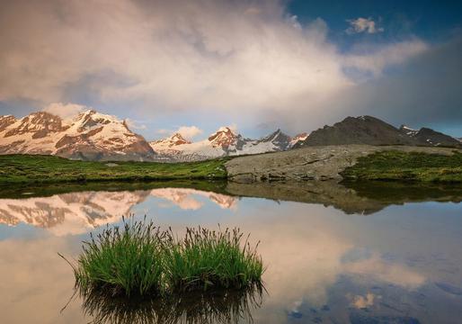 群峰倒影山浮水