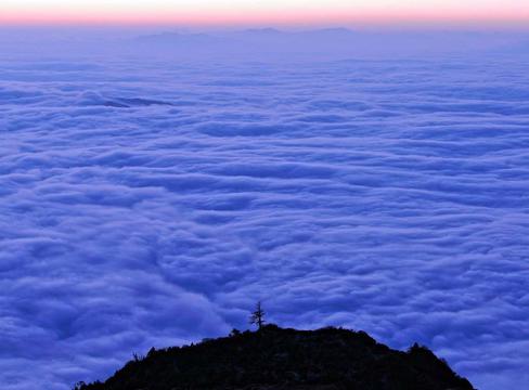 荥经县牛背山云海雪山