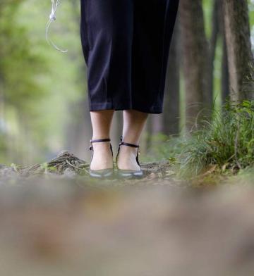 走在小路的女大学生