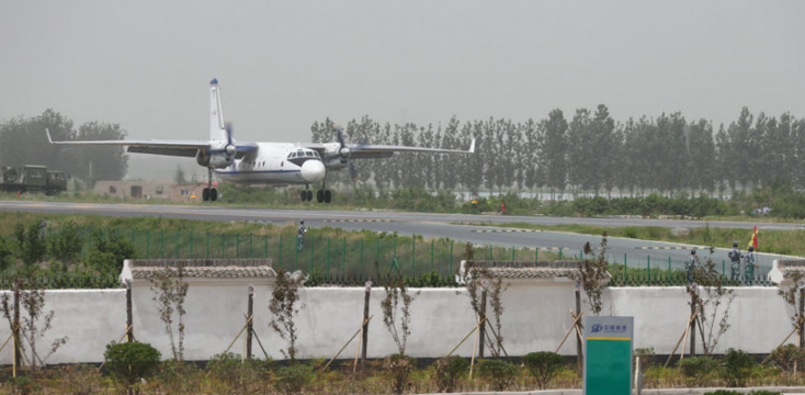 中国空军运七运输机在高速路上起降