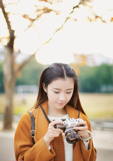 拍照的少女