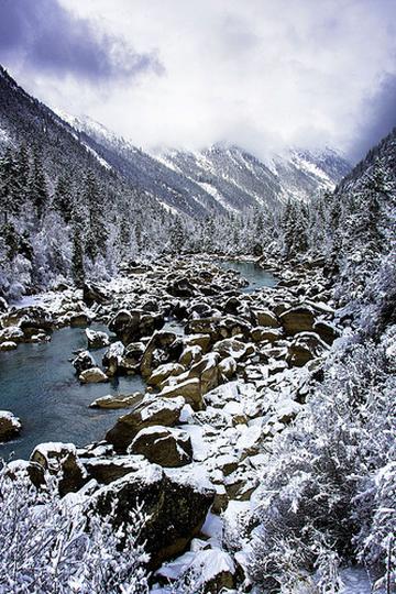 白雪镶然乌湖