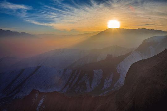 日出雪山