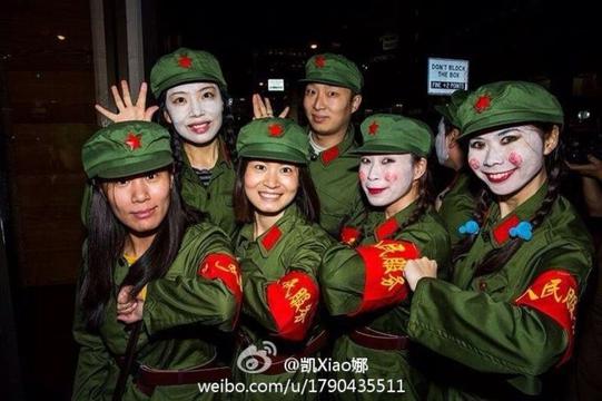 中国留学生扮红卫兵过万圣节