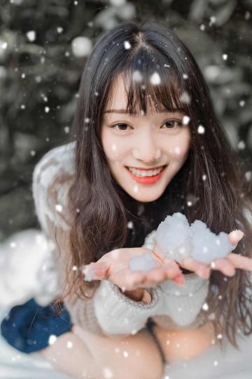 清纯美女雪中唯美养眼写真